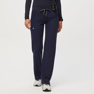 Figs Kade Cargo Scrub Pants.💜